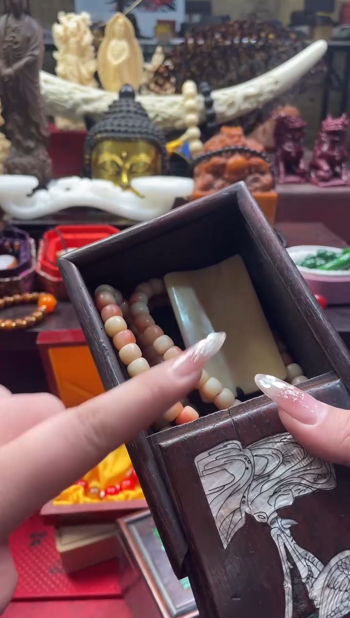 【闪购商品】一一一一一一古红吊坠