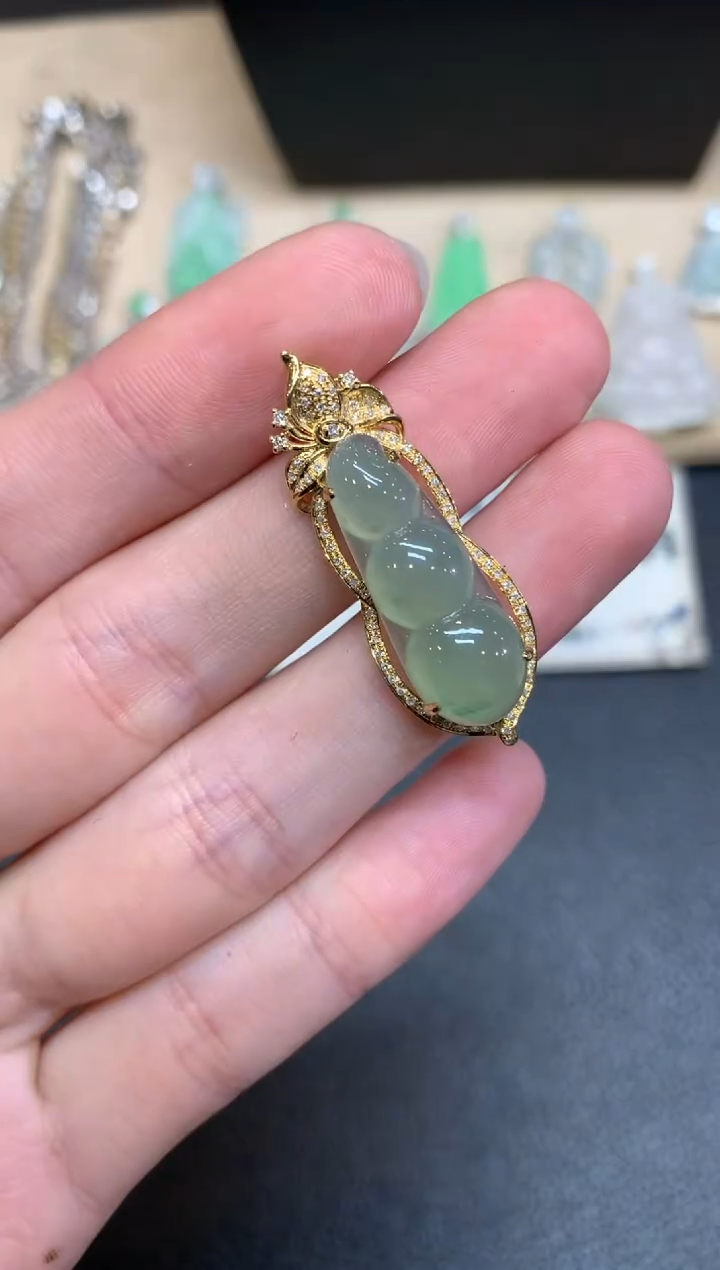 【闪购商品】翡翠颈饰18K金镶嵌福豆【无服务费】