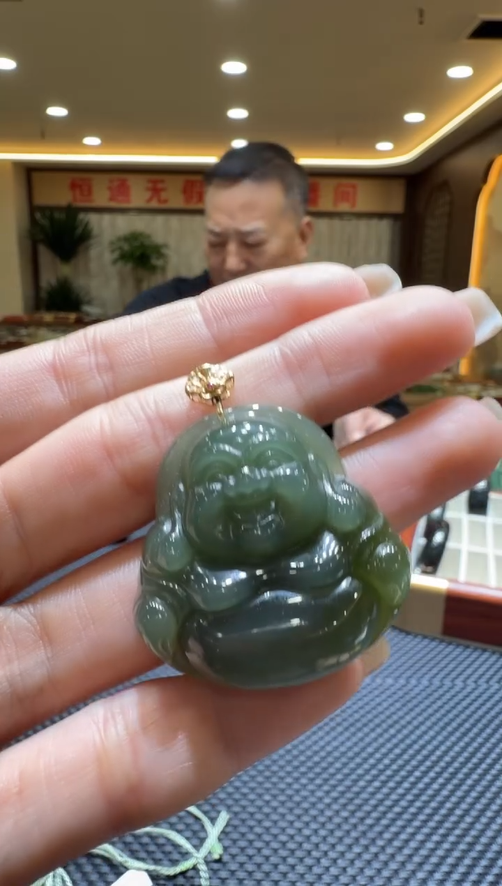 颈饰18K金镶嵌和田玉挂件
