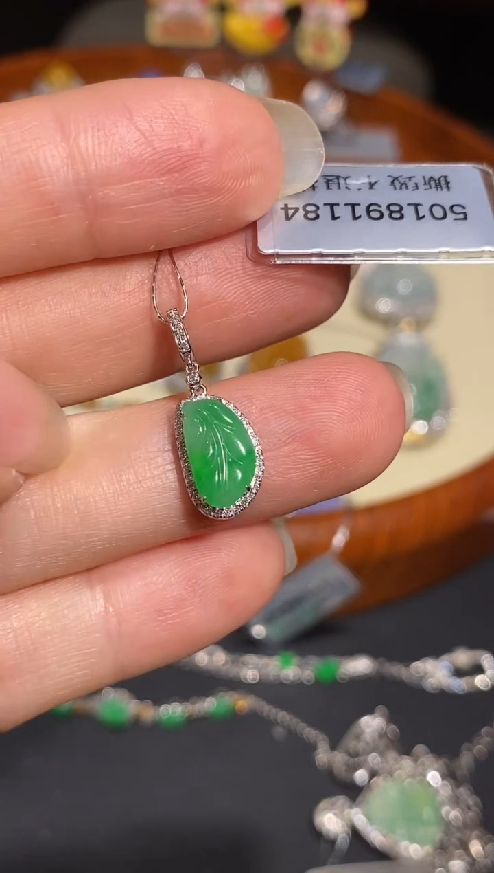 【闪购商品】翡翠颈饰18K金镶嵌万能扣吊坠