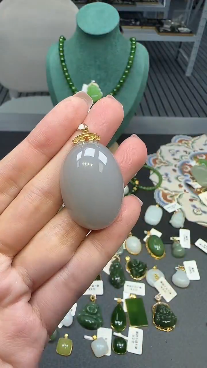 18K金镶嵌和田玉挂件1