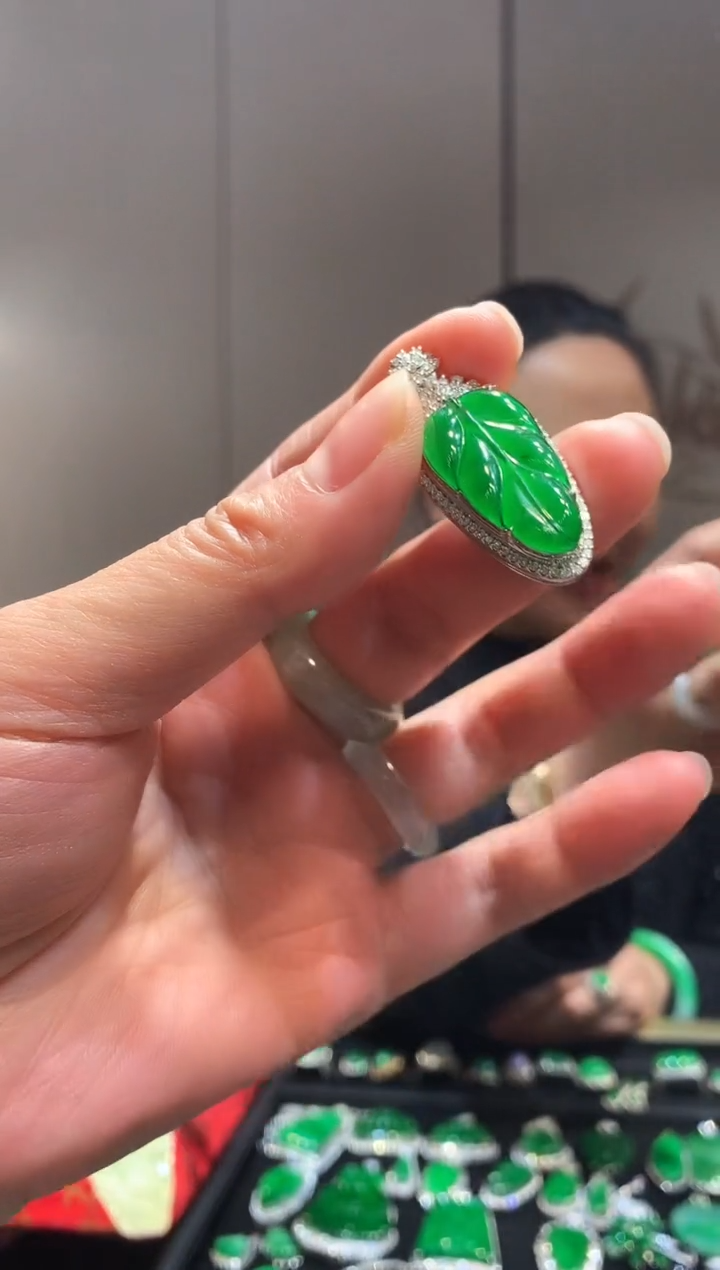 【闪购商品】翡翠吊坠(不含链)18K金镶嵌叶子 