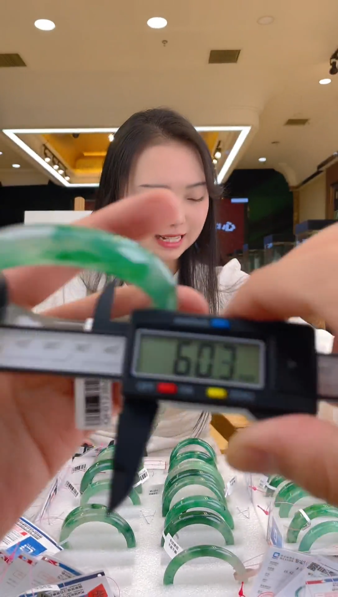 【闪购商品】石英质玉手镯未镶嵌飘花