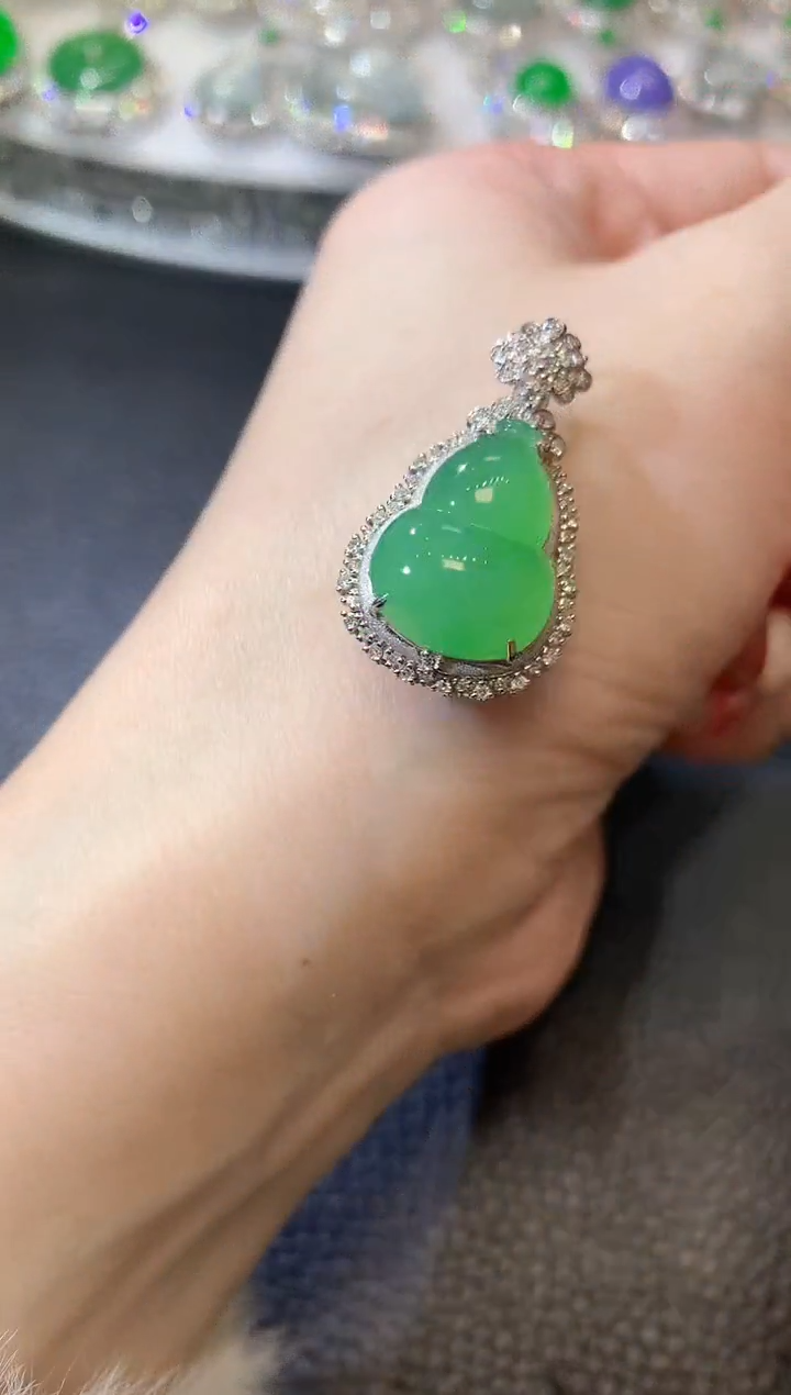 【闪购商品】翡翠吊坠(不含链)18K金镶嵌C63 