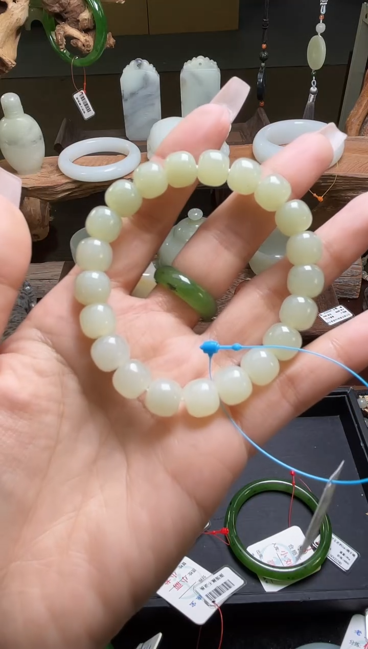 【闪购商品】和田玉手串未镶嵌且末青白老型卡10特价