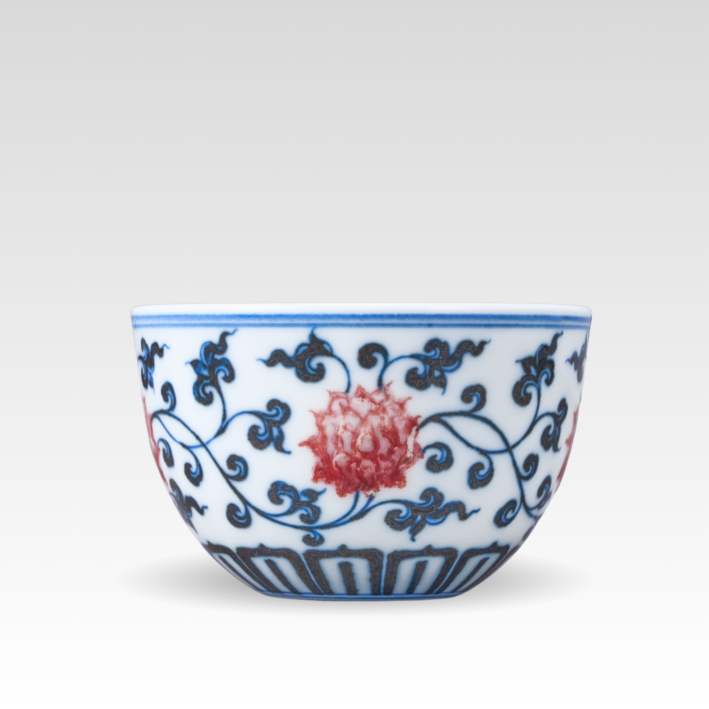 春风祥玉青花釉里红缠枝莲卧足杯