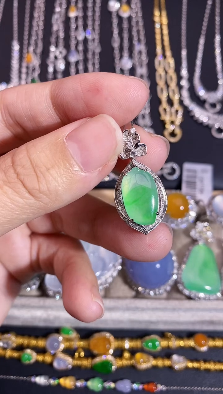 颈饰18K金镶嵌翡翠吊坠