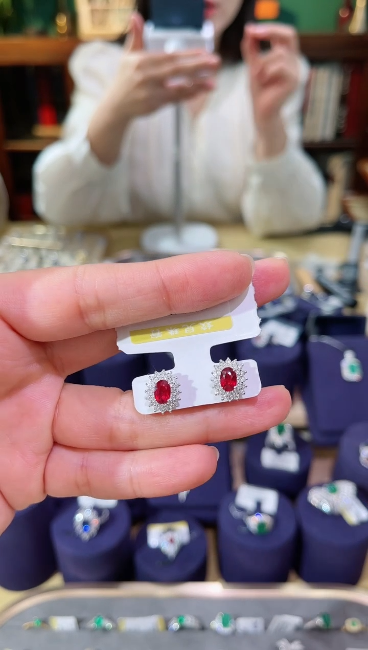 【闪购商品】红宝石耳钉18K金镶嵌1.38ct无烧红宝石耳钉