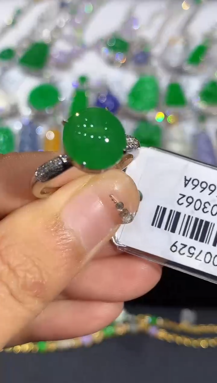 18K金镶嵌戒指翡翠SY0007529多样性发其一