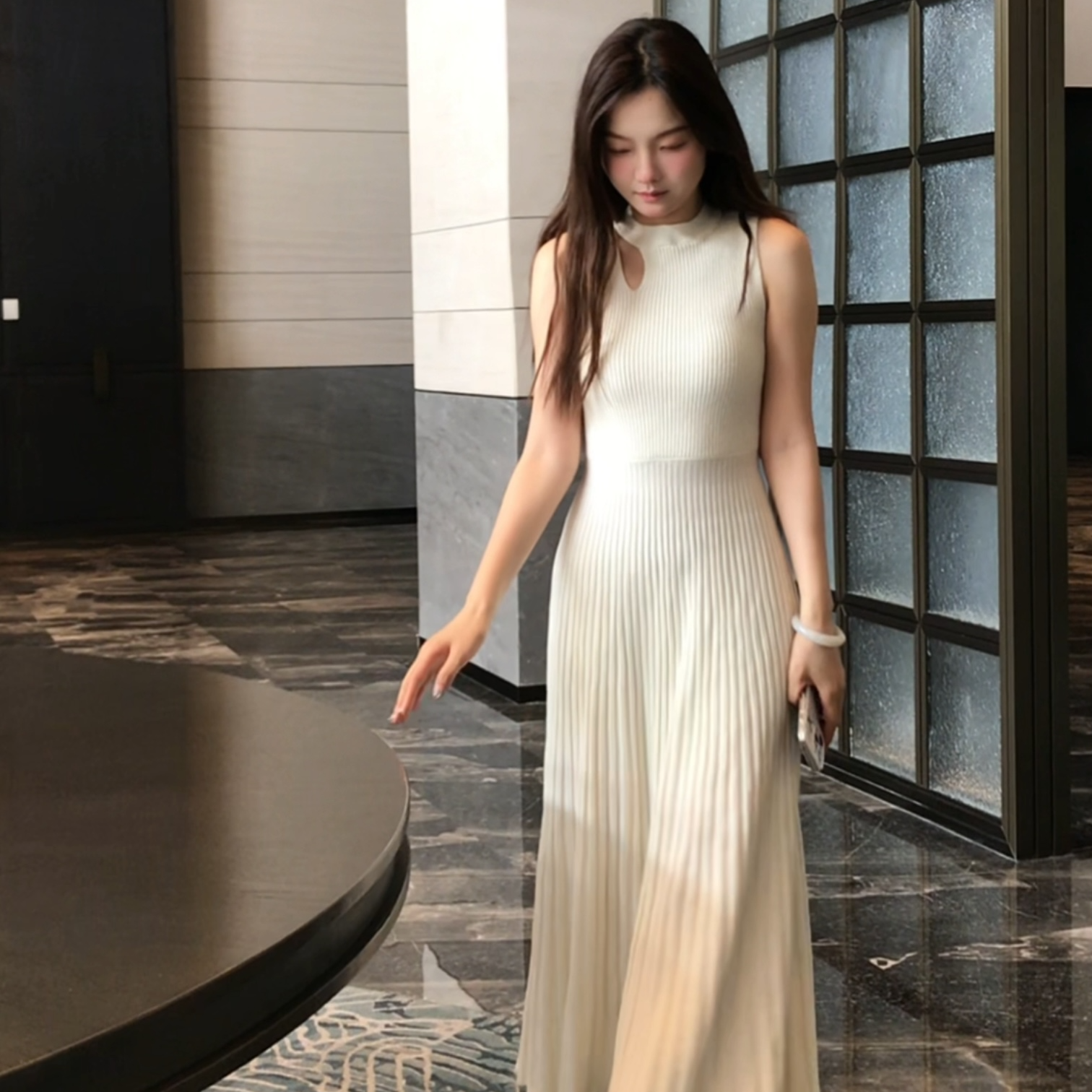 【壹点点甜】 法式露肩镂空小众温柔气质双色收腰百褶长款连衣裙