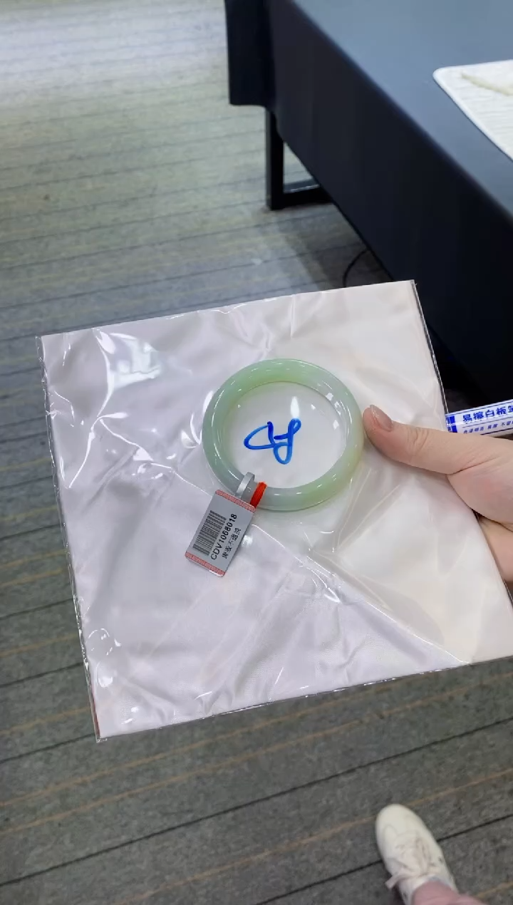 【闪购商品】翡翠手镯未镶嵌               