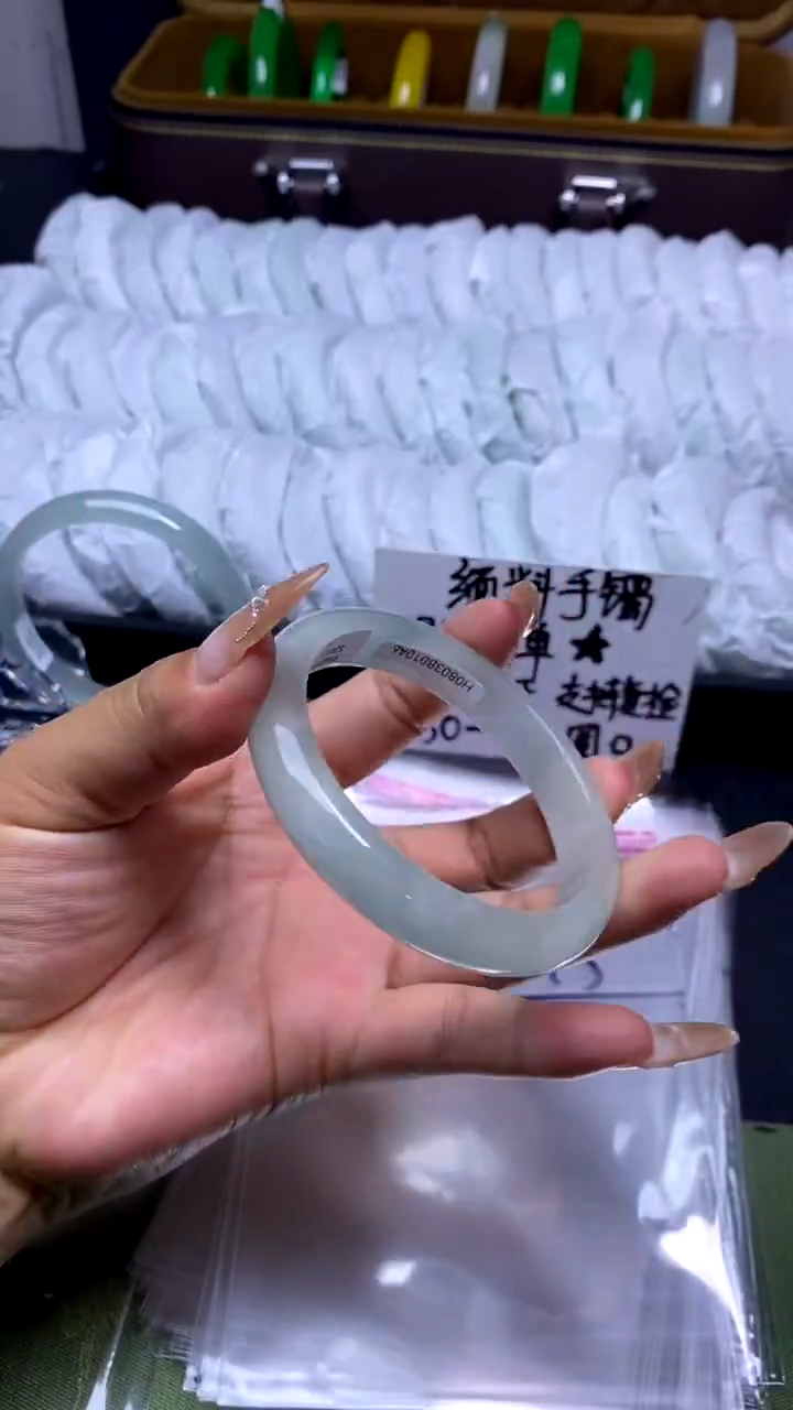 时尚女款缅料手镯 79