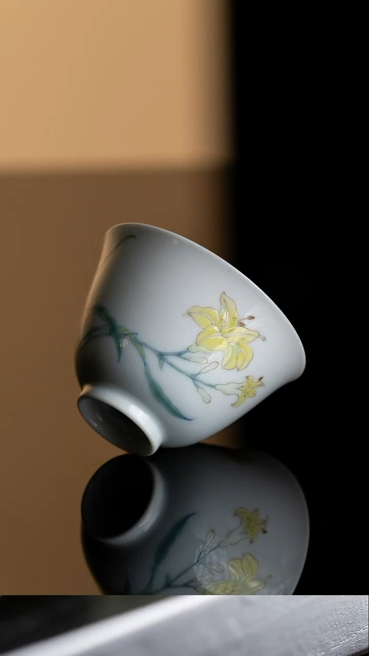 小愚斋仿雍正萱草花纹杯