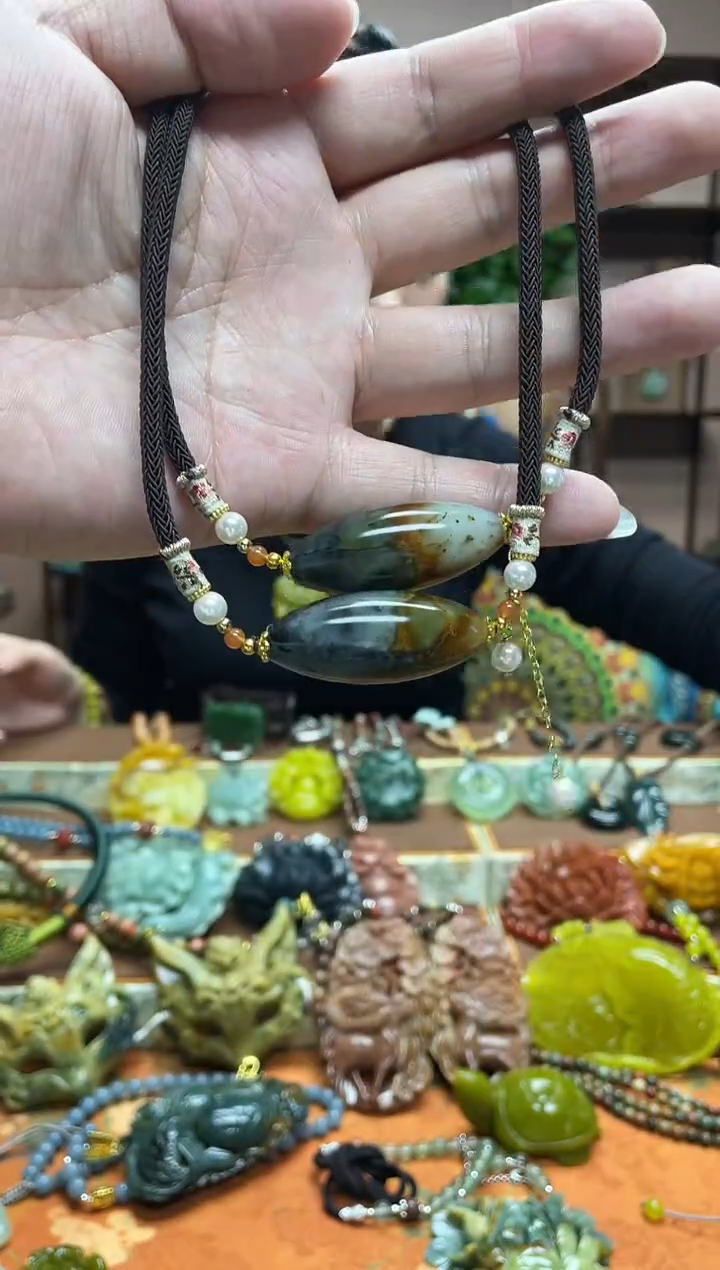 未镶嵌岫玉吊坠多样性发货发其中之一