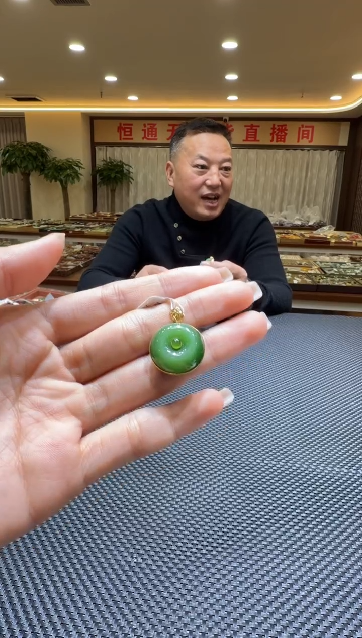 颈饰18K金镶嵌和田玉挂件