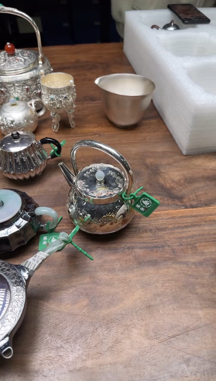 J****Z寸发标 手作錾刻嵌金鱼藻纹提梁壶