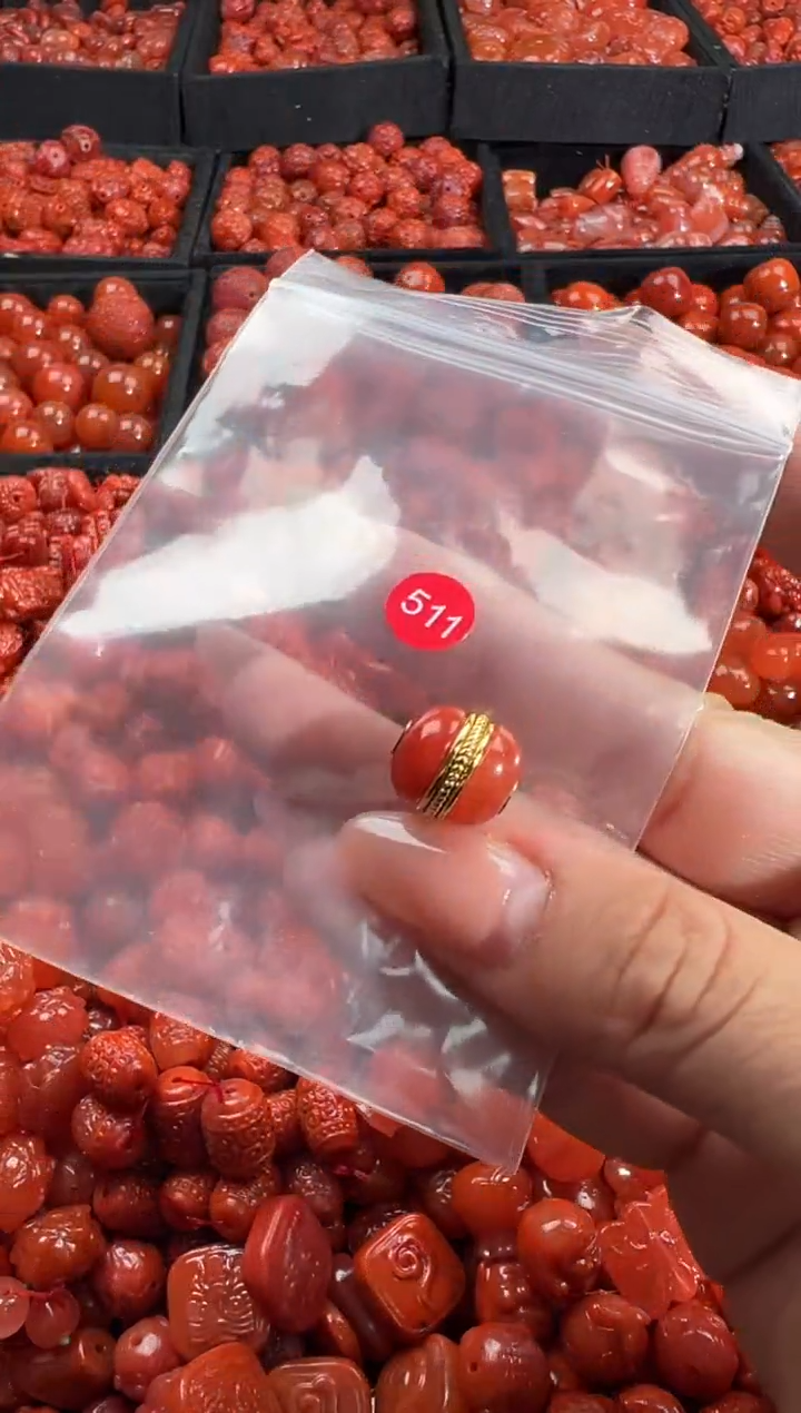 南红玛瑙未镶嵌颈饰1