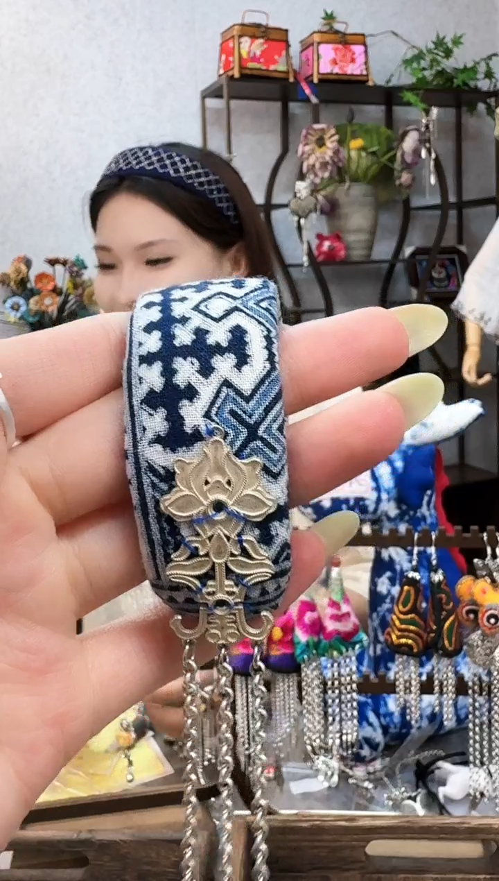 织绣云织瑶非遗老绣饰品66666