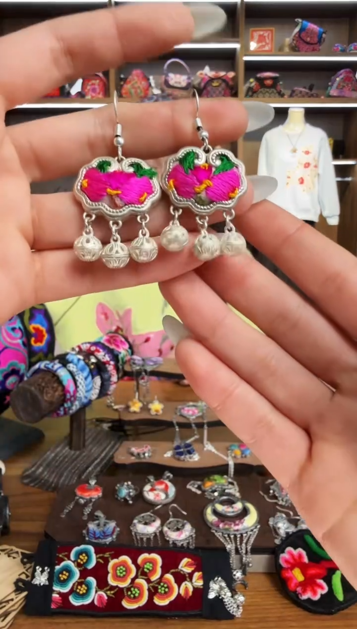 【闪购商品】织绣176蒙阿苏苗绣传承