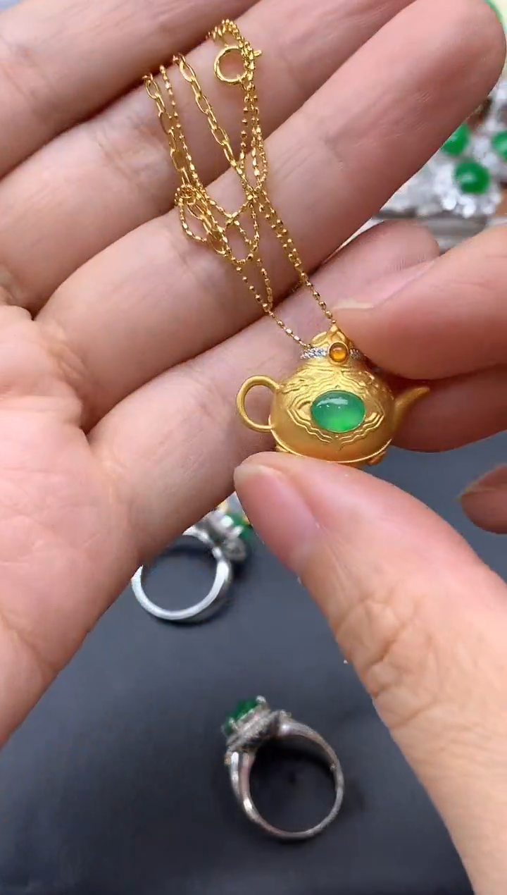 颈饰18K金镶嵌翡翠690-中国好珍宝