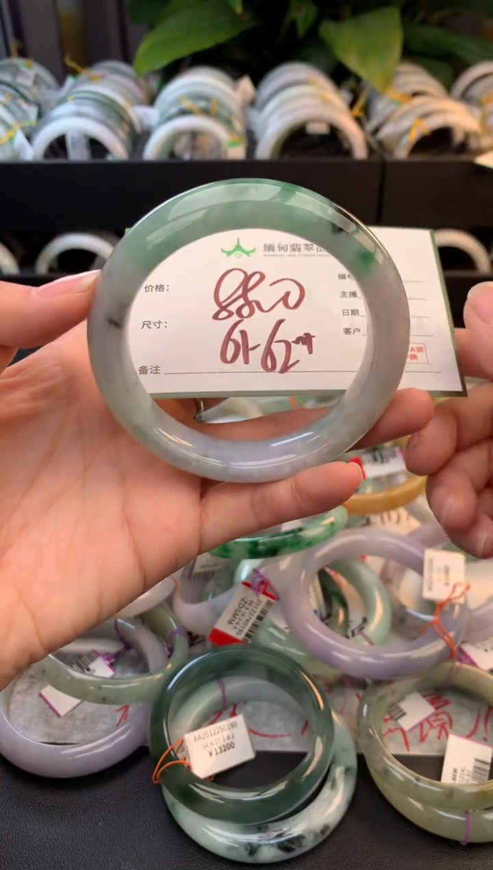 未镶嵌定制翡翠毛货需精细抛光+多人