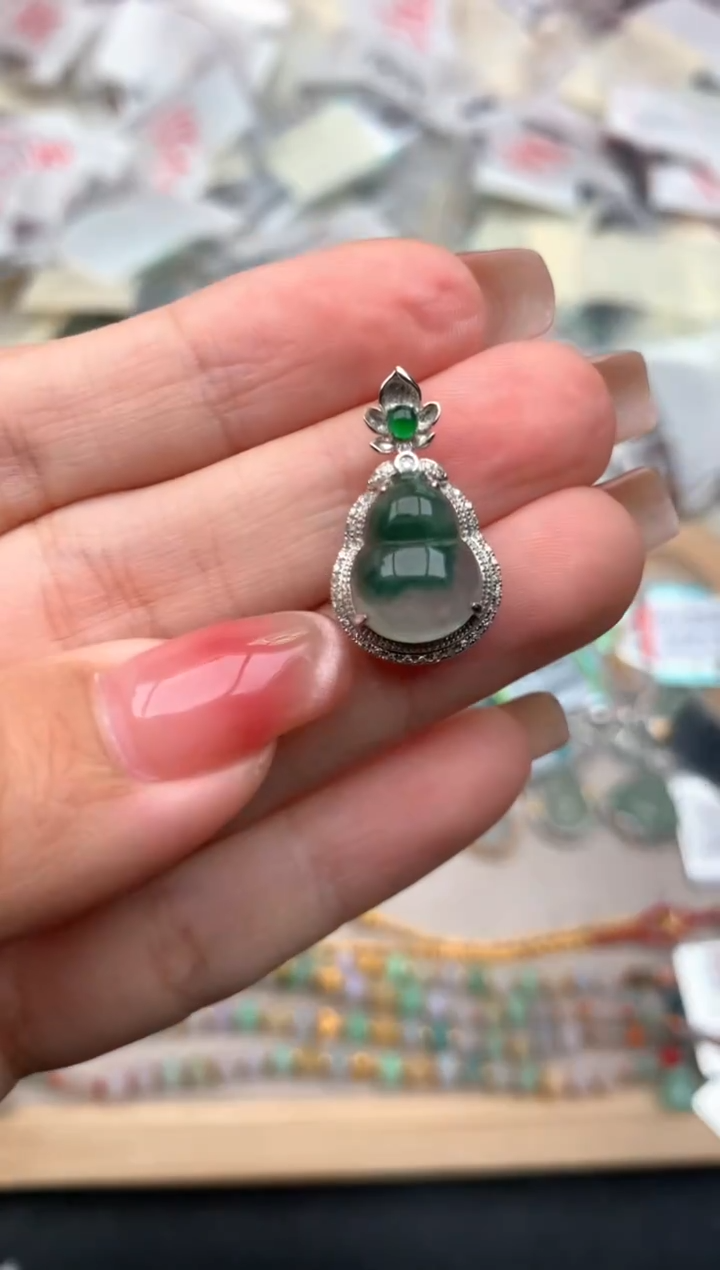 18K金镶嵌挂件翡翠一