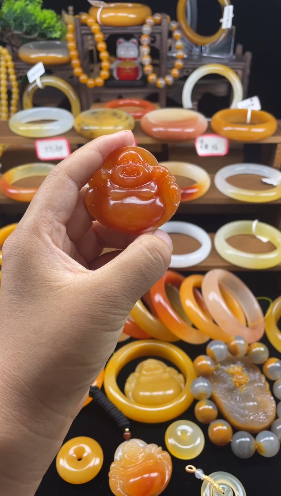 未镶嵌石英质玉（黄龙玉）颈饰佛公