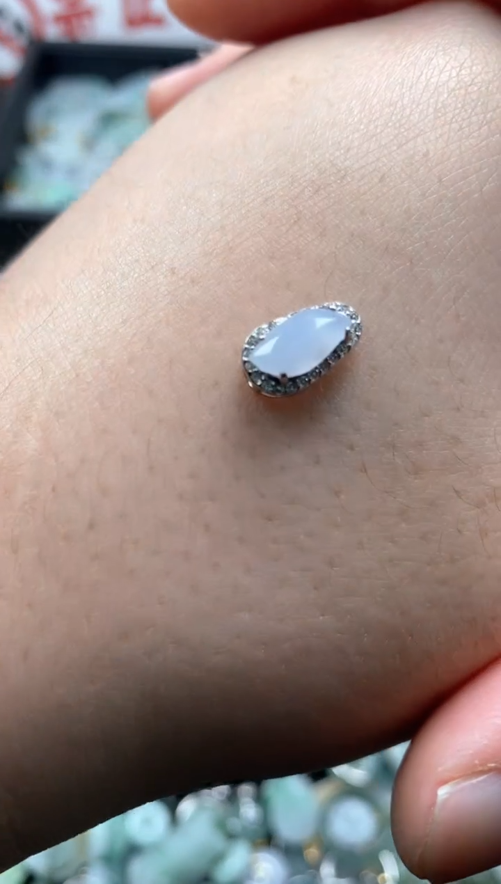 【闪购商品】翡翠颈饰未镶嵌哥哥