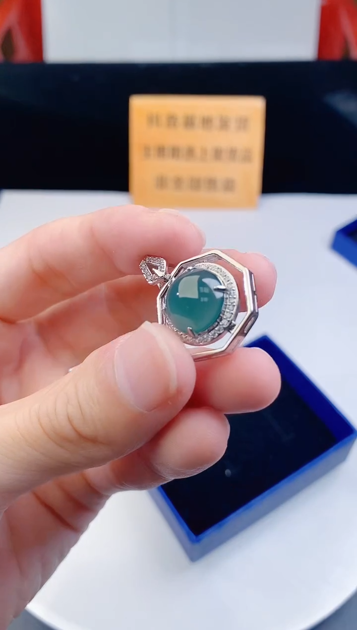 颈饰未镶嵌翡翠 