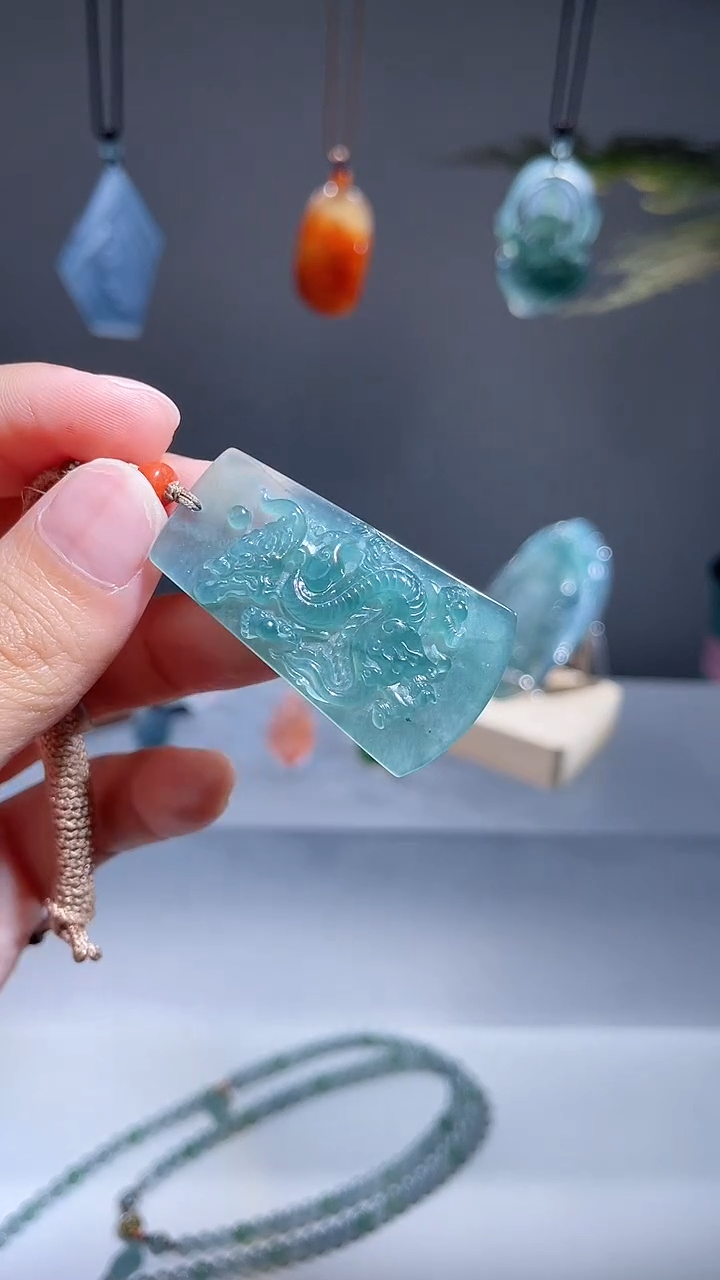 颈饰未镶嵌翡翠龙牌