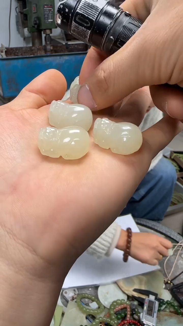 暖白色小貔貅吊坠