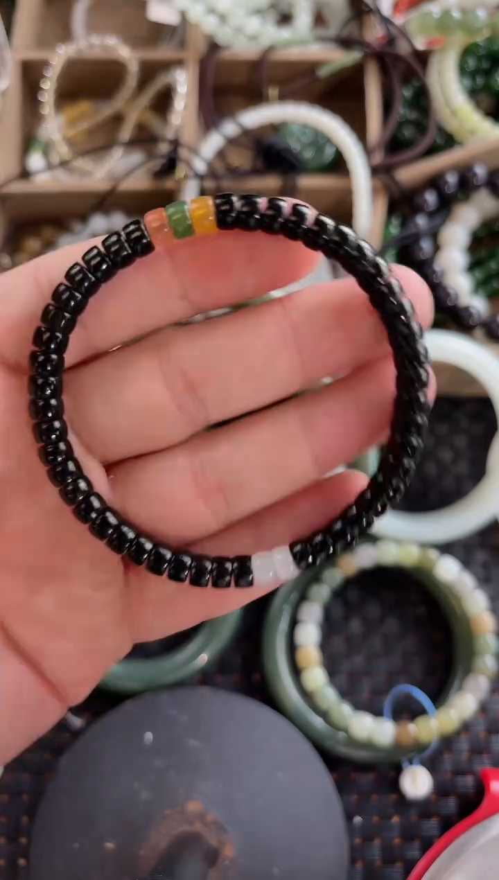 和田玉未镶嵌颈饰黑青药片