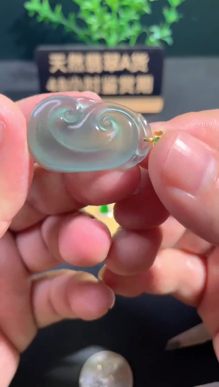 颈饰18K金镶嵌翡翠基地发货