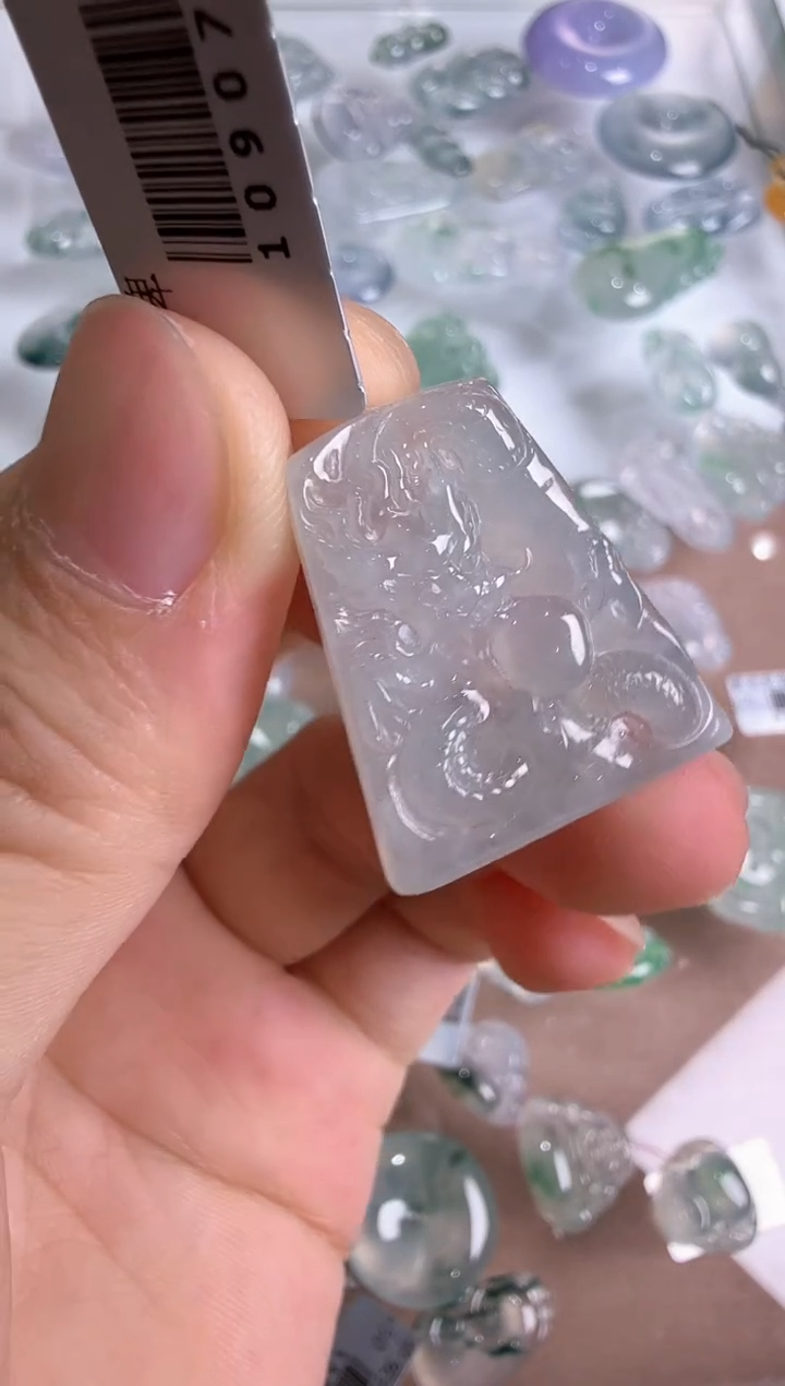 【闪购商品】翡翠吊坠(不含链)未镶嵌··