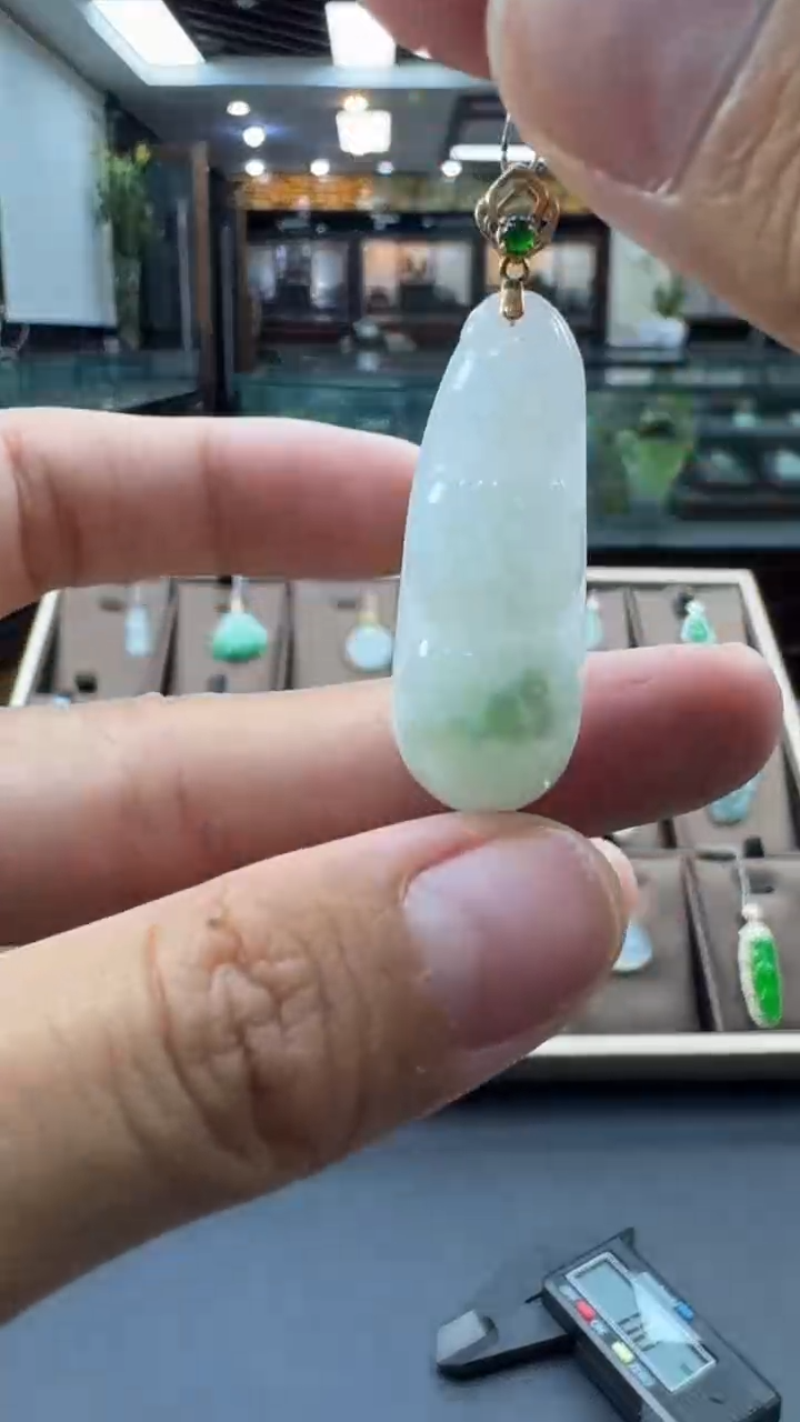 颈饰18K金镶嵌翡翠福豆