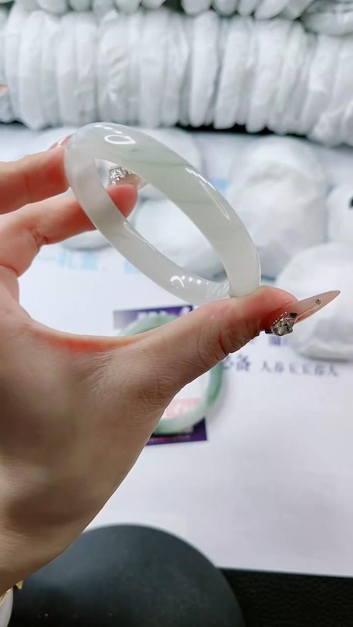 【闪购商品】石英质玉手镯未镶嵌多样性发货L347