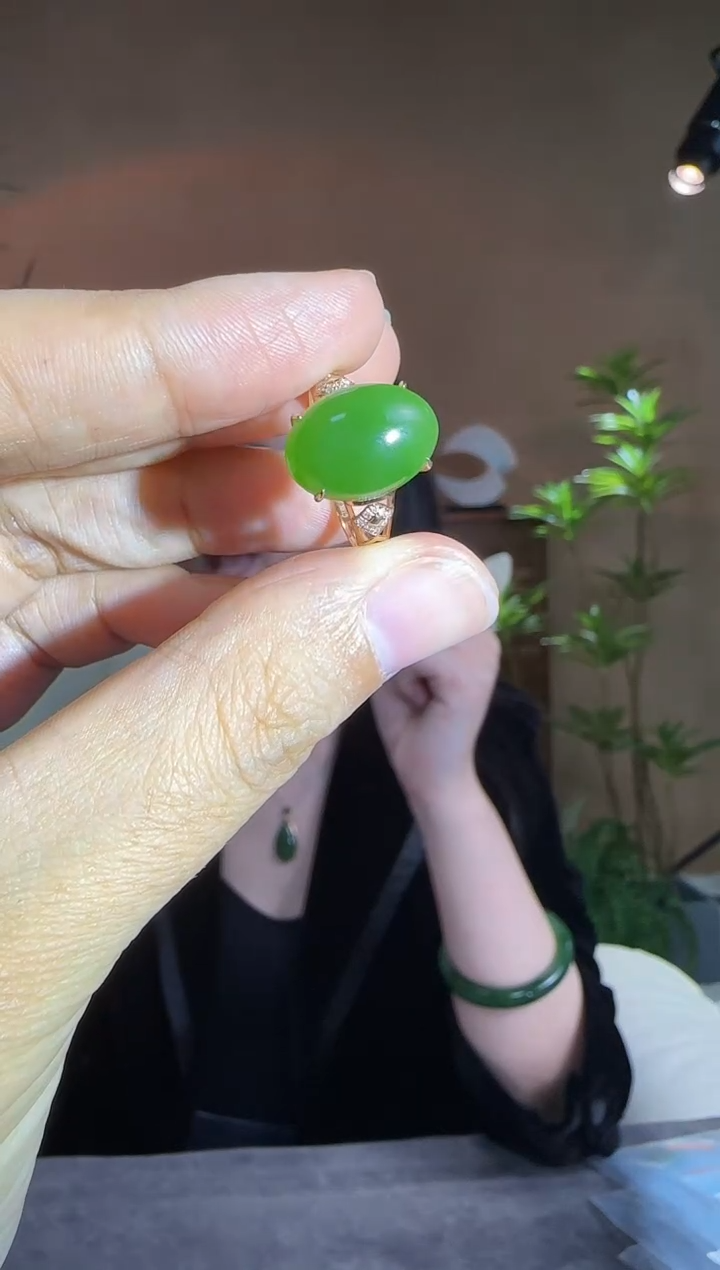 【闪购商品】和田玉戒指18K金镶嵌18K金镶碧玉蛋面戒指