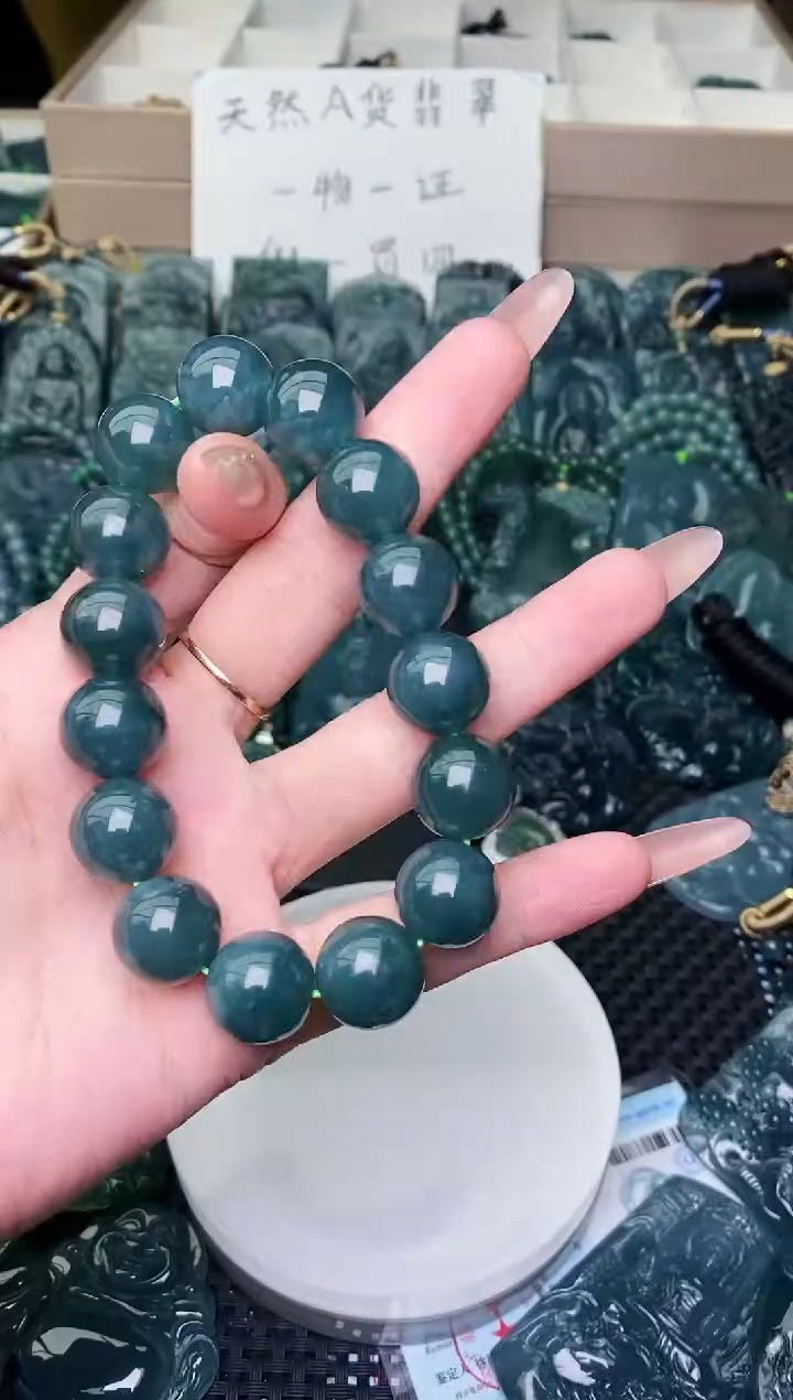 颈饰未镶嵌翡翠 