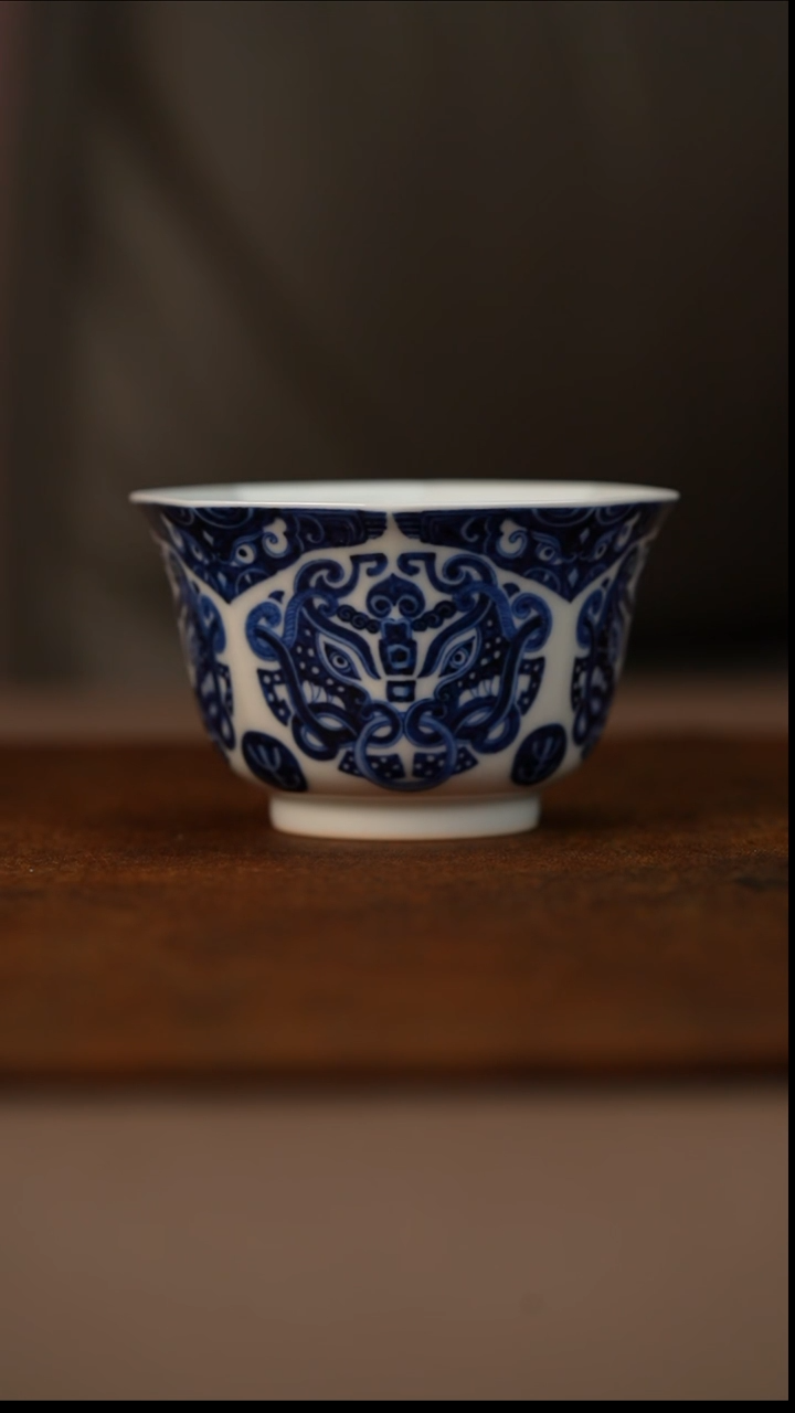 又见春风饕餮纹八方杯