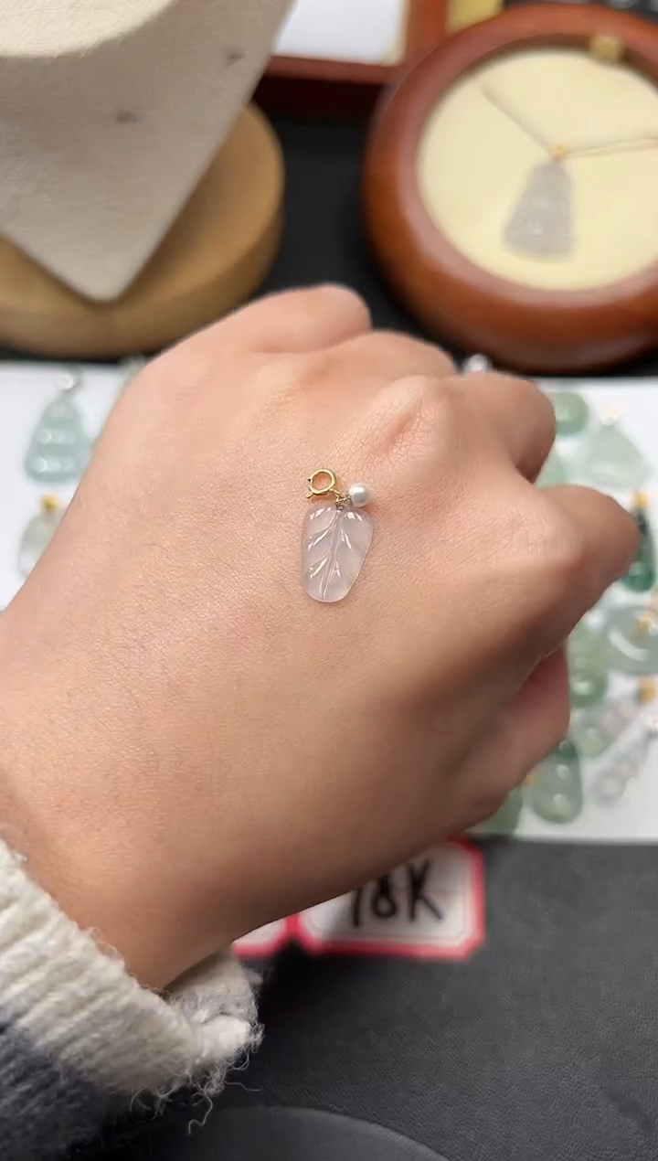 颈饰18K金镶嵌翡翠4叶子