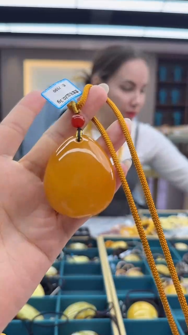 琥珀颈饰未镶嵌219秒拍号 假一罚三 