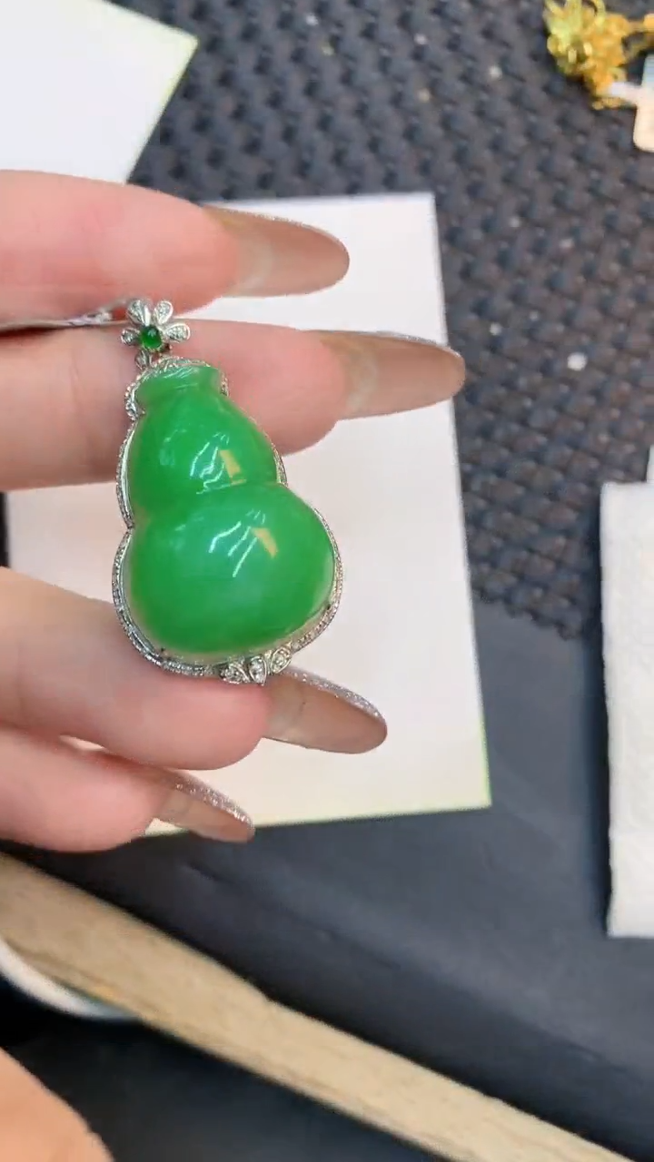 颈饰18K金镶嵌翡翠Q1