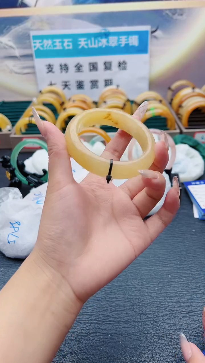 【闪购商品】石英质玉手镯未镶嵌B61-56-57