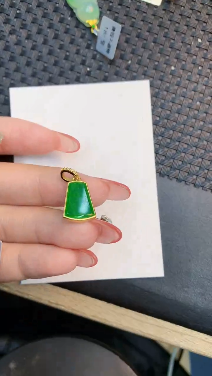 颈饰18K金镶嵌翡翠1