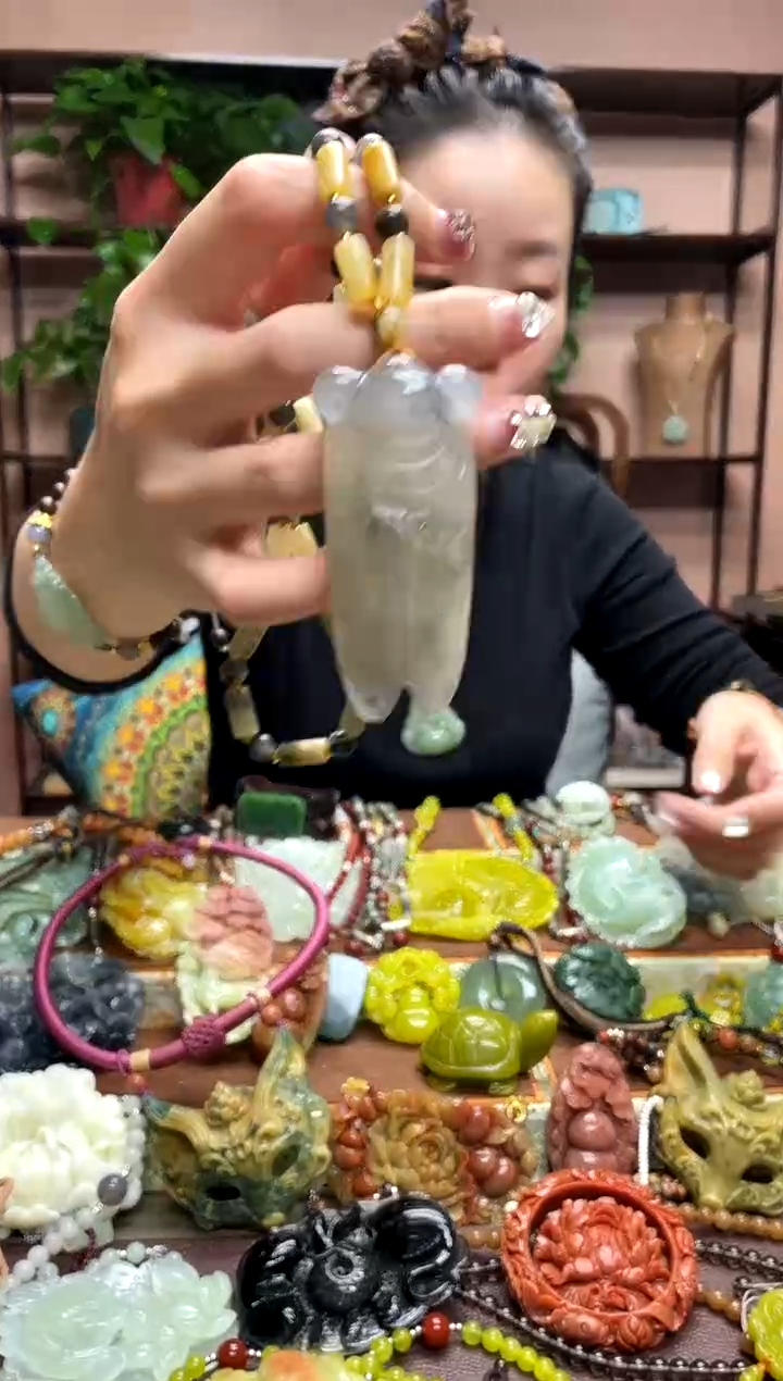未镶嵌岫玉颈饰·