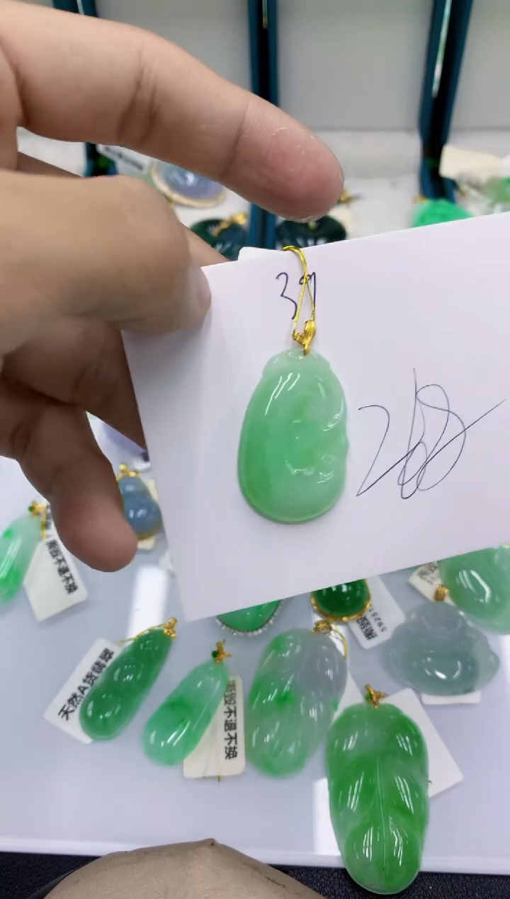 颈饰18K金镶嵌翡翠1111111111