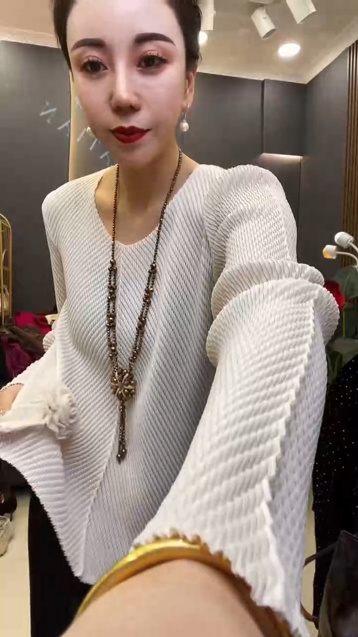 聚酯纤维（涤纶）米白色 翻领衫