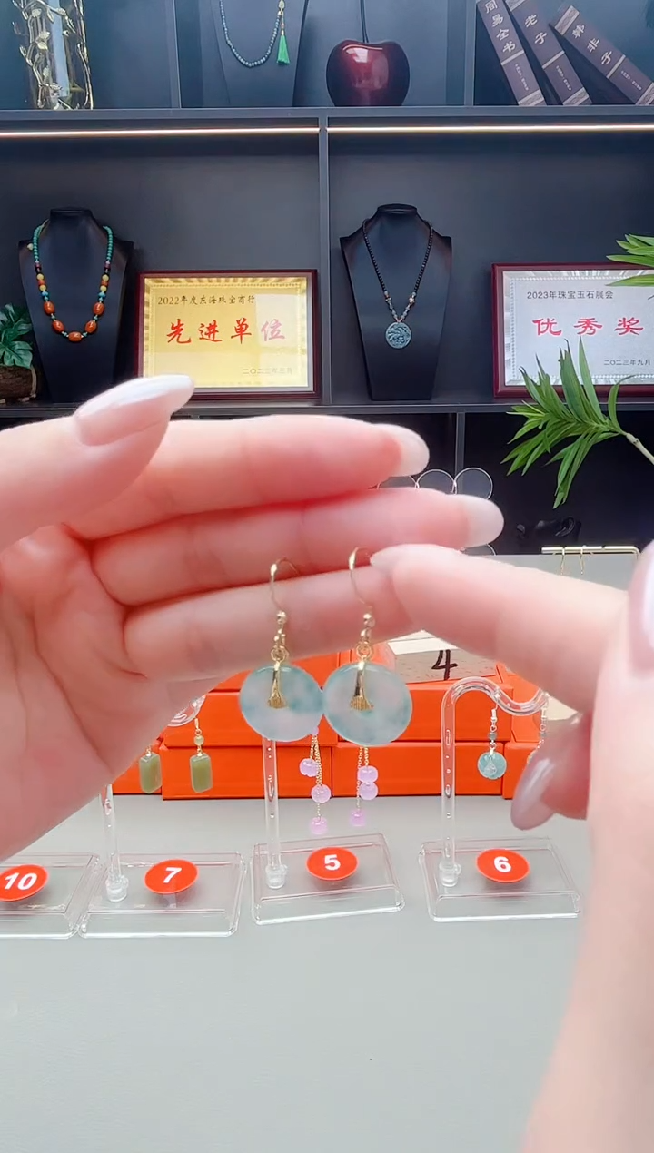 未镶嵌石英质玉（天山翠）耳钉K05