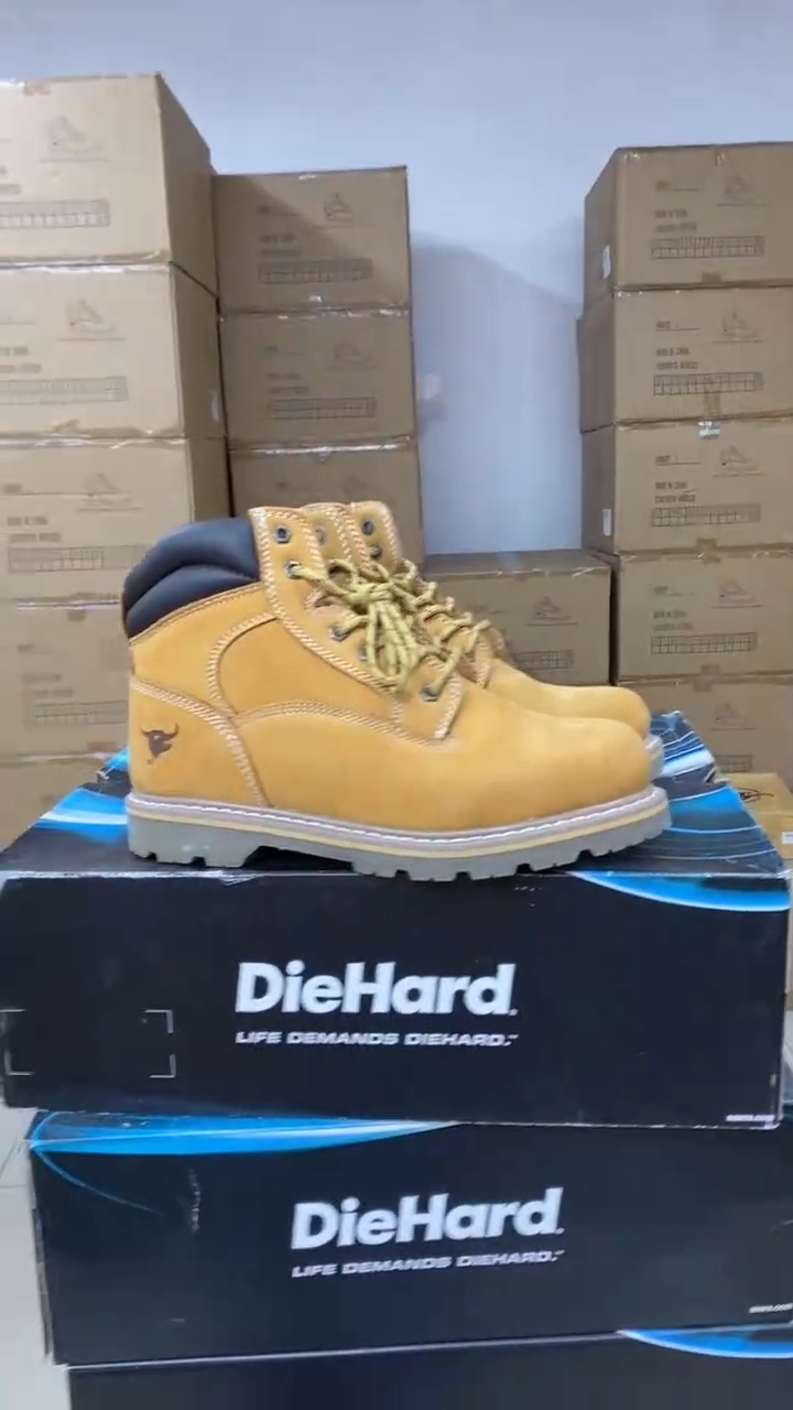 牛皮43码，牛头1 皮鞋码，工装靴 个别鞋面有胶印 默认瑕疵