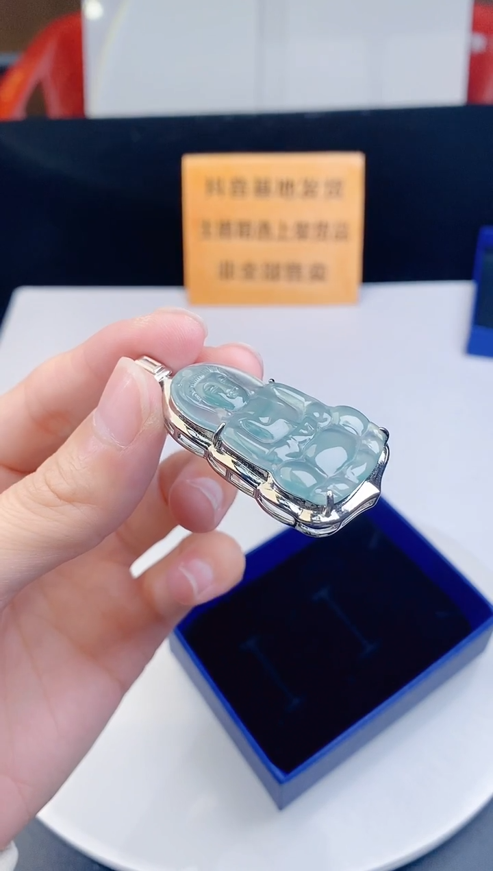 颈饰未镶嵌翡翠  